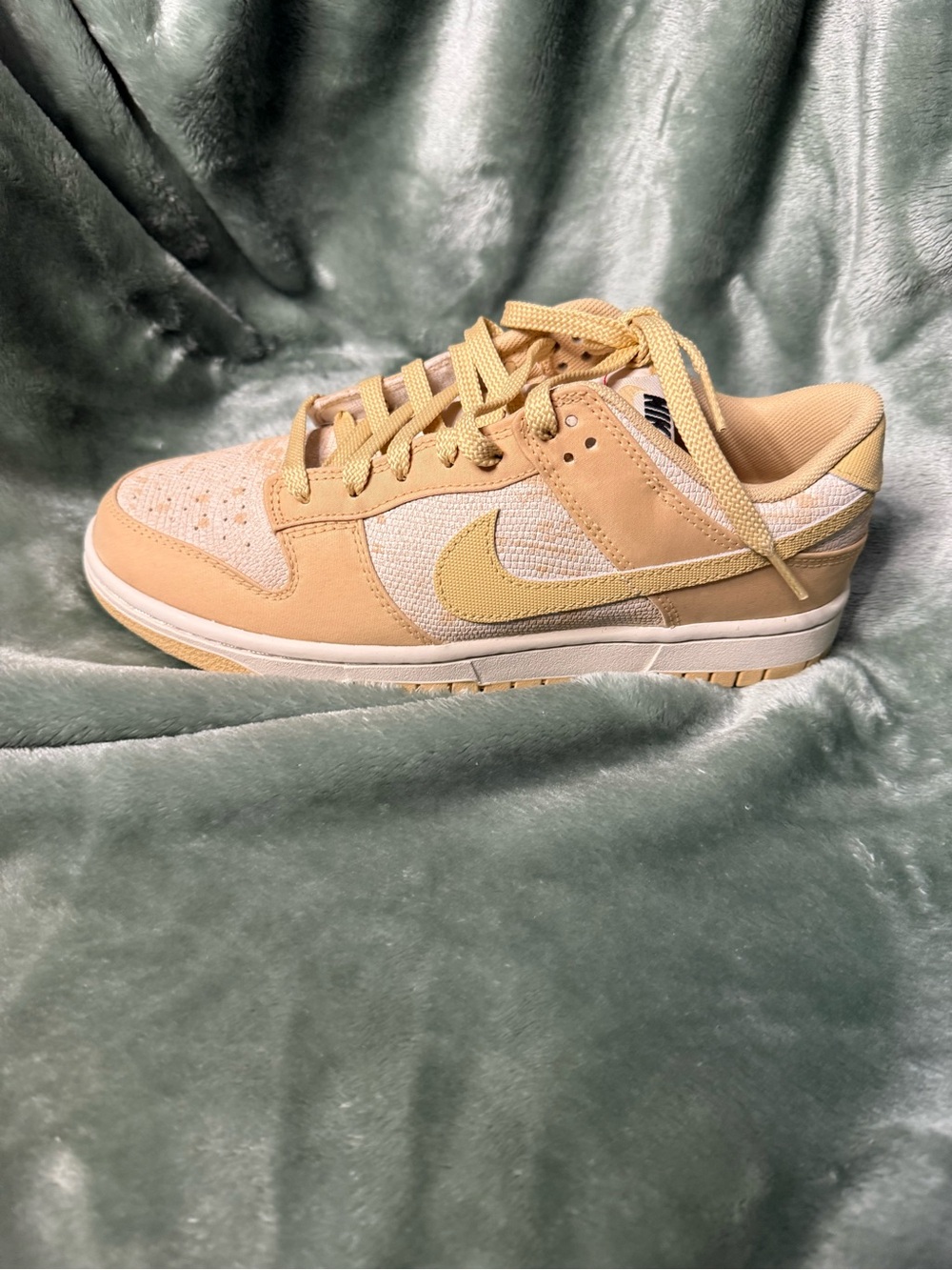 Nike Low-Top Sneaker in Pale Yellow and Cream